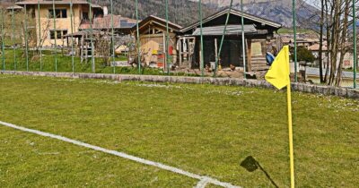 Copertina di Quando il corner si batte a due passi da un pollaio: il “curioso” campo in Trentino | Domeniche Bestiali
