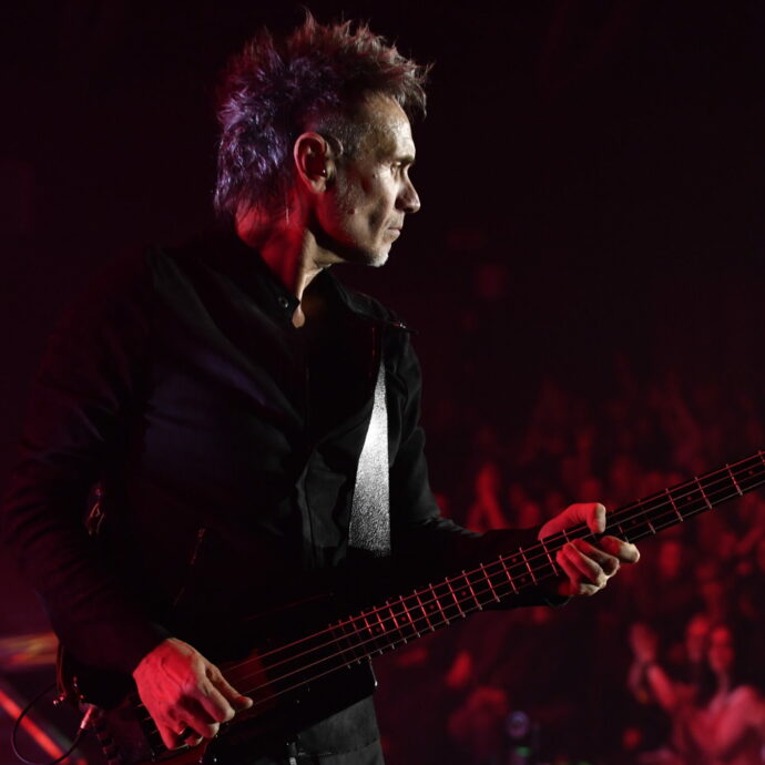 “Il potere e l’economia governano tutto. La posta in gioco è più preziosa di un conto in banca ed è la nostra vita, chi decidiamo di essere”: Nek in concerto a Milano