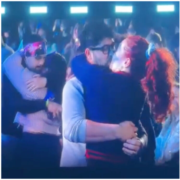 Gigi D’Alessio a Milano benedice le proposte di matrimonio. Il momento cult di “Si te sapesse dicere”: “Così rimarrà per sempre nei vostri cuori” – IL VIDEO