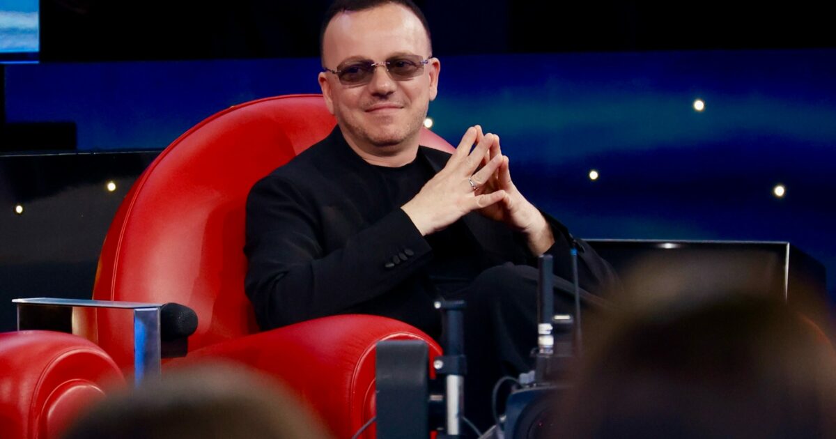 Gigi D’Alessio: “Ad Amici 25 abbiamo camerini separati e non ci vediamo prima. Secondo me, la cosa di non farci incontrare è voluta: così succede tutto in onda e i confronti sono spontanei”