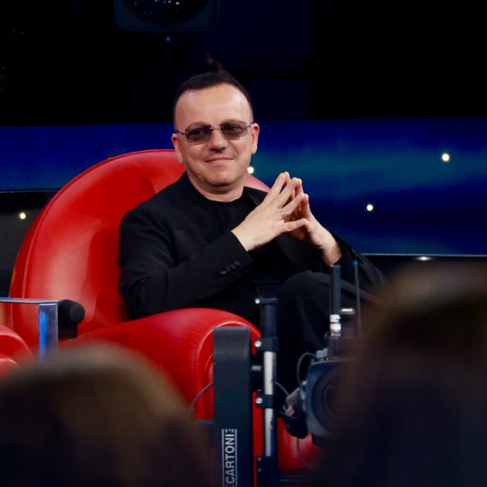 Gigi D’Alessio: “Ad Amici 25 abbiamo camerini separati e non ci vediamo prima. Secondo me, la cosa di non farci incontrare è voluta: così succede tutto in onda e i confronti sono spontanei”