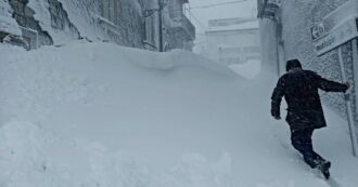 Il paese dell'Abruzzo sepolto dalla neve: "La vera emergenza? Il costo del riscaldamento"