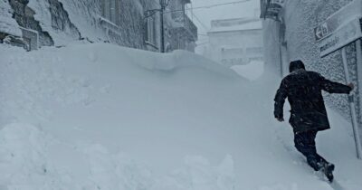 Copertina di Schiavi d’Abruzzo sepolta dalla neve: “La vera emergenza? Il costo del riscaldamento”