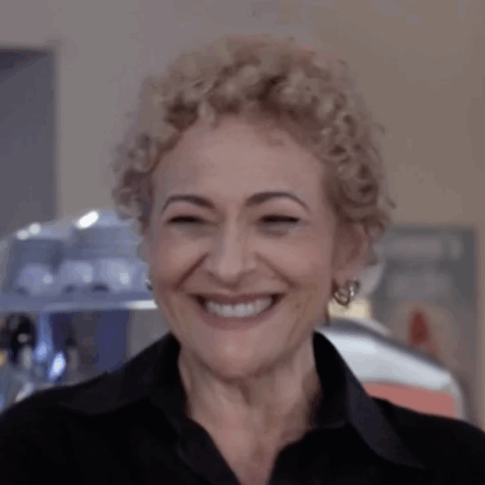 “A Un posto al sole avrei inserito la storia della malattia. Non me ne è mai fregato niente di vedere i capelli cadere anche perché, fuori dal set, andavo in giro senza niente sulla testa”: parla Luisa Amatucci