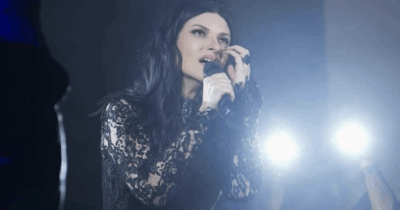 Copertina di “Mi scusi, signora, ma sta mangiando una pizza proprio davanti a me? Ne voglio una anch’io!”: fuori programma di Laura Pausini durante un concerto – IL VIDEO