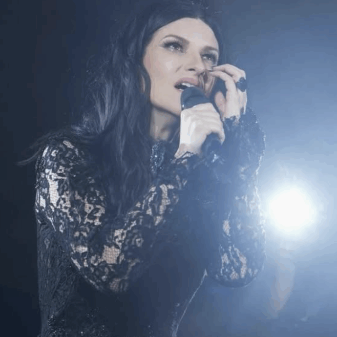 “Mi scusi, signora, ma sta mangiando una pizza proprio davanti a me? Ne voglio una anch’io!”: fuori programma di Laura Pausini durante un concerto – IL VIDEO