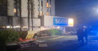 Copertina di Incendio in hotel a Verona, 200 evacuati tra turisti e studenti in gita: le immagini