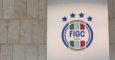 Copertina di Lancio di uova contro la sede della Figc durante la notte: la contestazione dopo la sconfitta dell’Italia di calcio