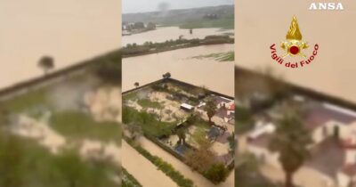 Copertina di Nubifragi in Molise, strade e campi allagati: scuole chiuse in 30 Comuni – Video