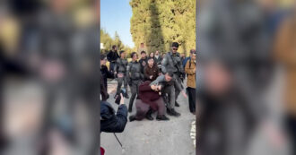 Copertina di Pena di morte per i palestinesi, proteste davanti al parlamento israeliano: manifestanti dispersi con gli idranti