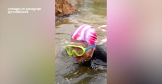 Copertina di La candidata sindaca nuota in una buca stradale: “Non ci sono orari di apertura né manutenzione, eppure continua a espandersi”