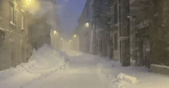 Copertina di Bufera a Capracotta, la neve sommerge il borgo molisano: accumuli oltre un metro e mezzo d’altezza – Video