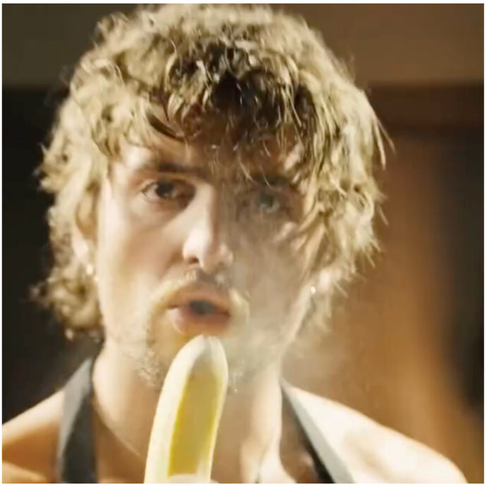 Uova schiacciate coi bicipiti, la panna in bocca, le banane tra le mani: ecco perché Benson Boone è diventato il sexy chef più “ricercato” – IL VIDEO