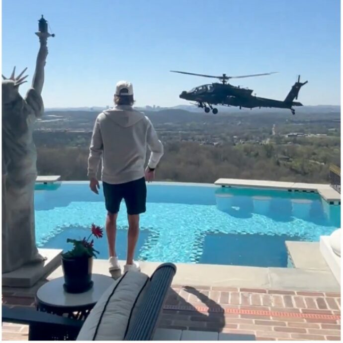 Elicotteri militari Apache fanno l’inchino davanti alla casa di Kid Rock e il rapper si sbraccia per salutare i piloti. Il Pentagono avvia indagine, Trump ironizza: “Mi piace lui, forse stavano cercando di difenderlo”