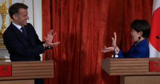 Copertina di Emmanuel Macron e la premier giapponese Takaichi si salutano in stile Dragon Ball imitando l'”onda energetica”