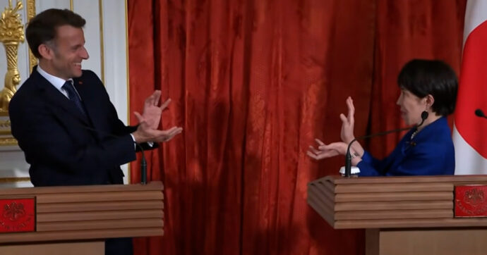 Emmanuel Macron e la premier giapponese Takaichi si salutano in stile Dragon Ball imitando l'”onda energetica”