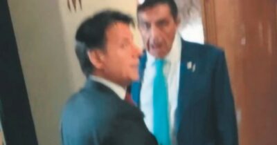 Copertina di Conte pranza con l’amico di Trump Destre e alcuni dem: “Trasformista”