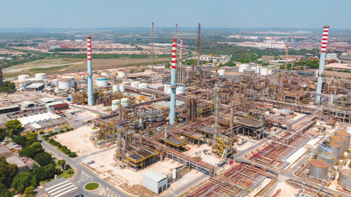 Un gruppo di imprenditori italiani discute la salvaguardia dell’Ilva, mentre Jindal osserva con interesse