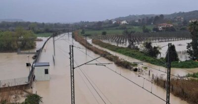 Copertina di Al Sud  fiumi esondati,   strade chiuse e neve