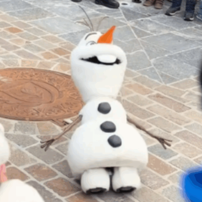“È appena morto Olaf. Non avevo mai visto la vita lasciare gli occhi di un pupazzo così”: il video dello schianto a terra del pupazzo di neve versione animatronic è virale