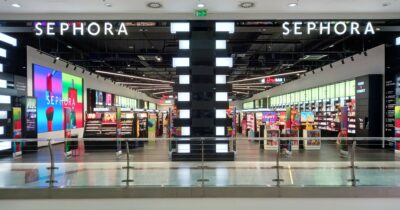 Copertina di Antitrust avvia un’istruttoria contro Sephora, Benefit e Lvmh: “Strategia di marketing insidiosa per spingere bambini e adolescenti all’acquisto compulsivo di cosmetici”