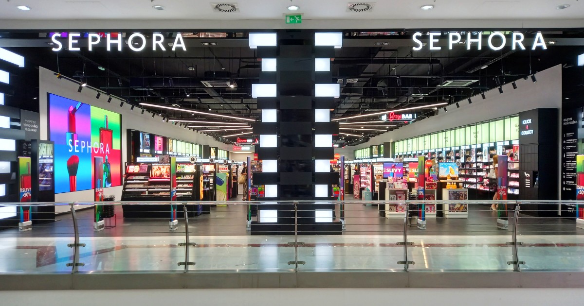 Antitrust avvia un’istruttoria contro Sephora, Benefit e Lvmh: “Strategia di marketing insidiosa per spingere bambini e adolescenti all’acquisto compulsivo di cosmetici”