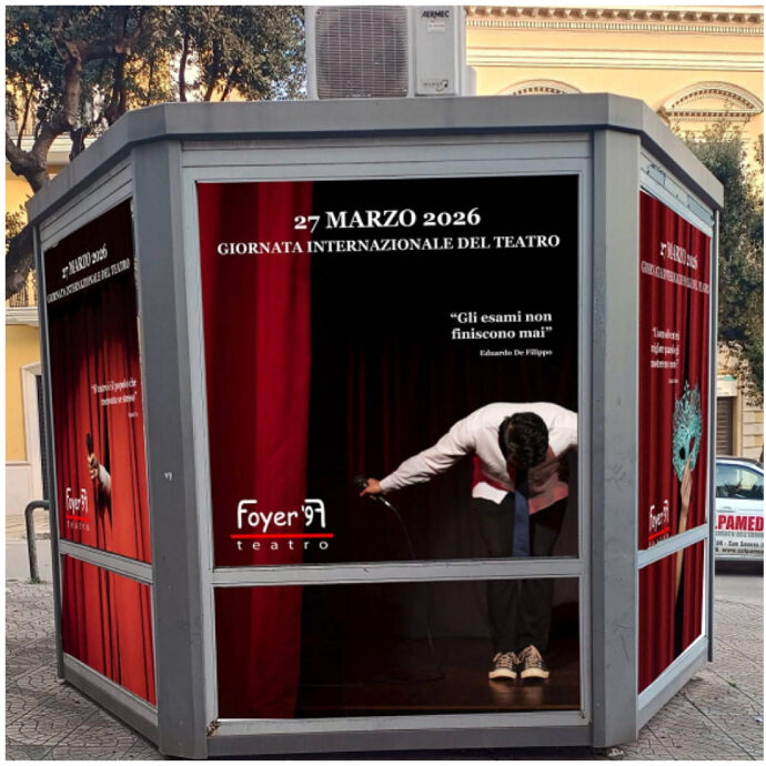 Un’edicola abbandonata si trasforma in un piccolo teatro: repliche ogni 15 minuti e solo 6 posti disponibili