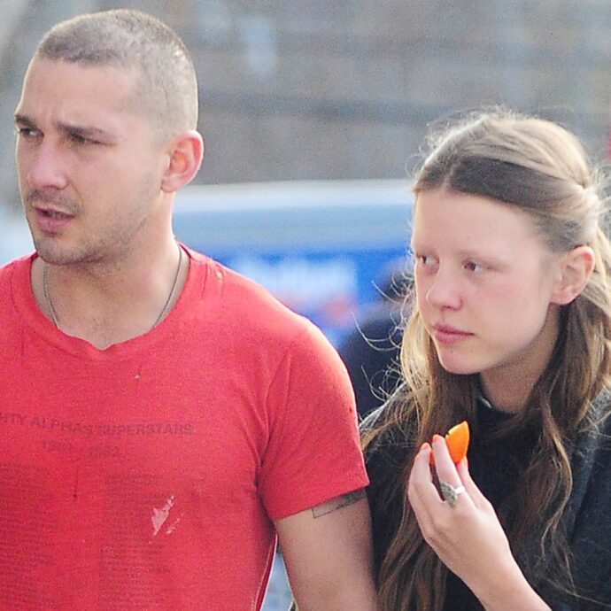 “Non c’è nulla che io possa fare per aiutarlo, anche se tengo a lui. Devo pensare al benessere di nostra figlia”: così Mia Goth sull’ex fidanzato Shia LaBeouf