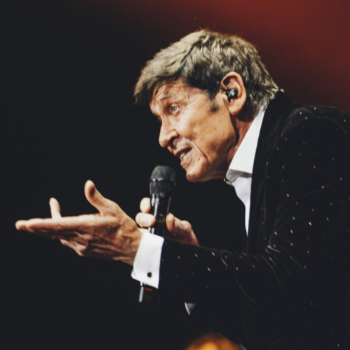 Gianni Morandi: “Mi piacerebbe andarmene come Aznavour, il giorno prima di un concerto. Ho 81 anni, faccio 7-8 giri di pista minimo al giorno, vado in palestra. Così mi preparo per il tour”