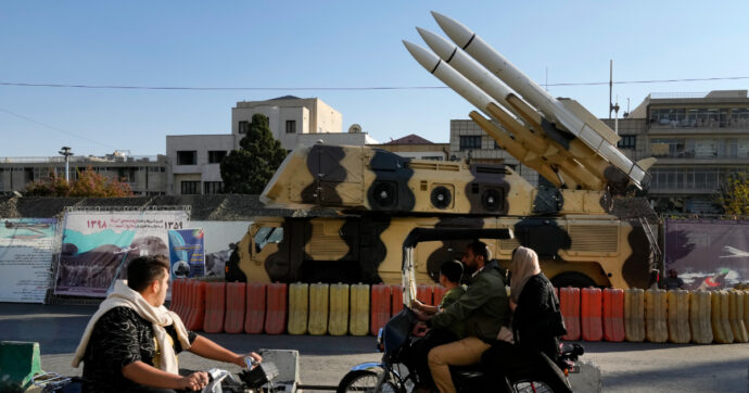 L’Iran risponde a Trump: “Faremo attacchi devastanti contro Stati Uniti e Israele”. Ambasciata Usa: “Americani, via dall’Iraq”