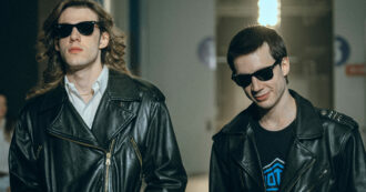 Copertina di “Nord Sud Ovest Est – La leggendaria storia degli 883”: il backstage e tutte le curiosità dal set – IL VIDEO