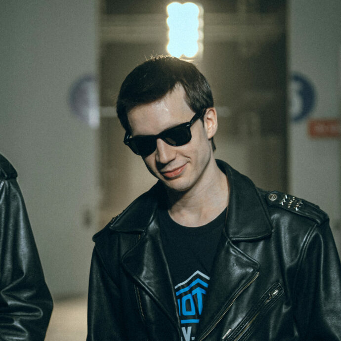 “Nord Sud Ovest Est – La leggendaria storia degli 883”: il backstage e tutte le curiosità dal set – IL VIDEO