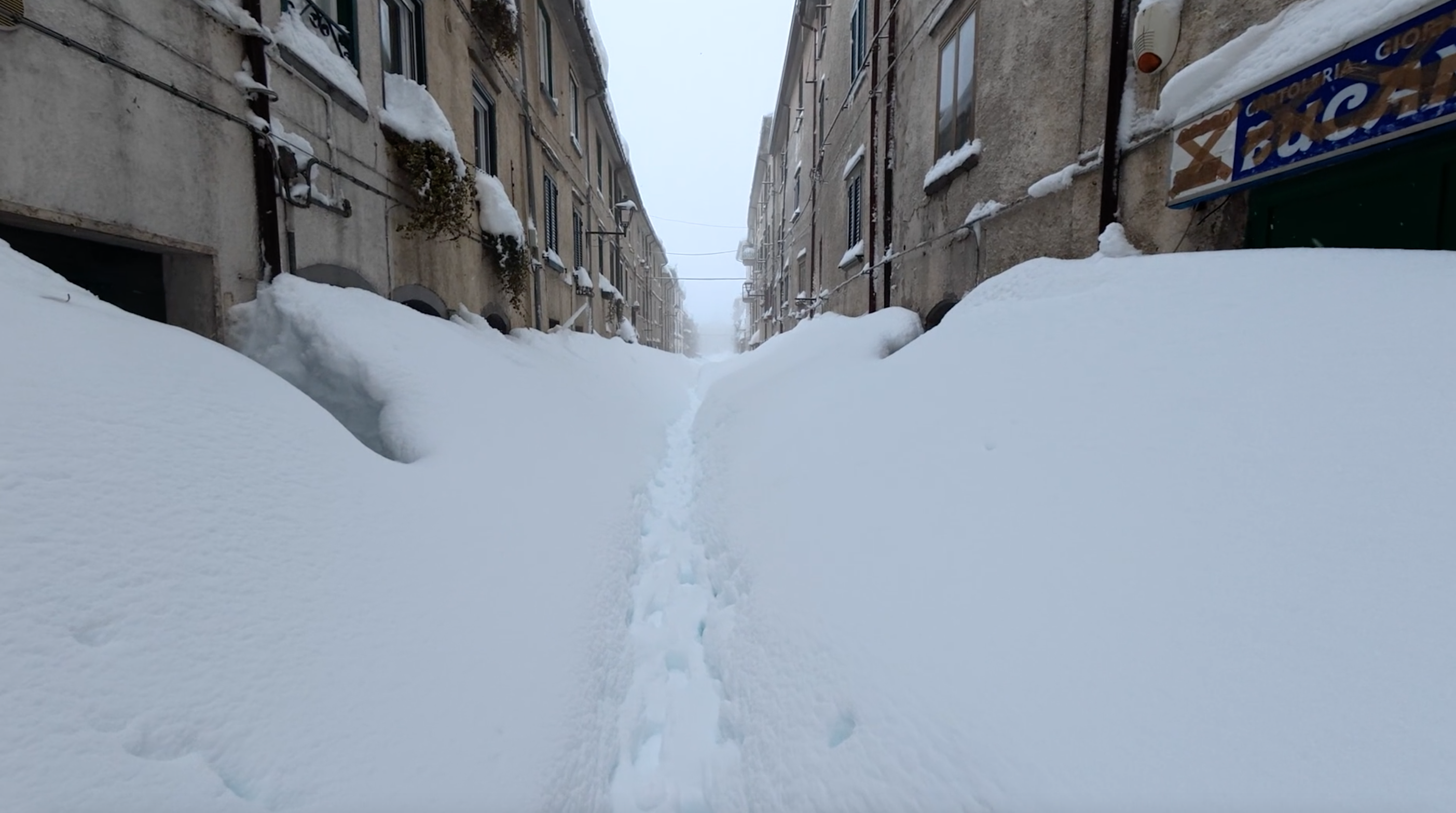 Copertina di Capracotta si risveglia sommerso dalla neve: le immagini del centro molisano dopo la bufera
