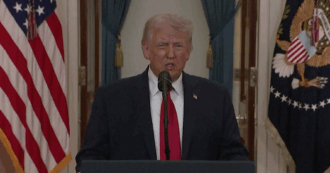 Copertina di Trump: “Colpiremo duramente l’Iran, lo riporteremo all’età della pietra da cui provengono”