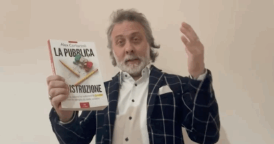 Copertina di “La pubblica (d)istruzione”: Alex Corlazzoli racconta il sabotaggio politico della scuola nel libro di PaperFirst