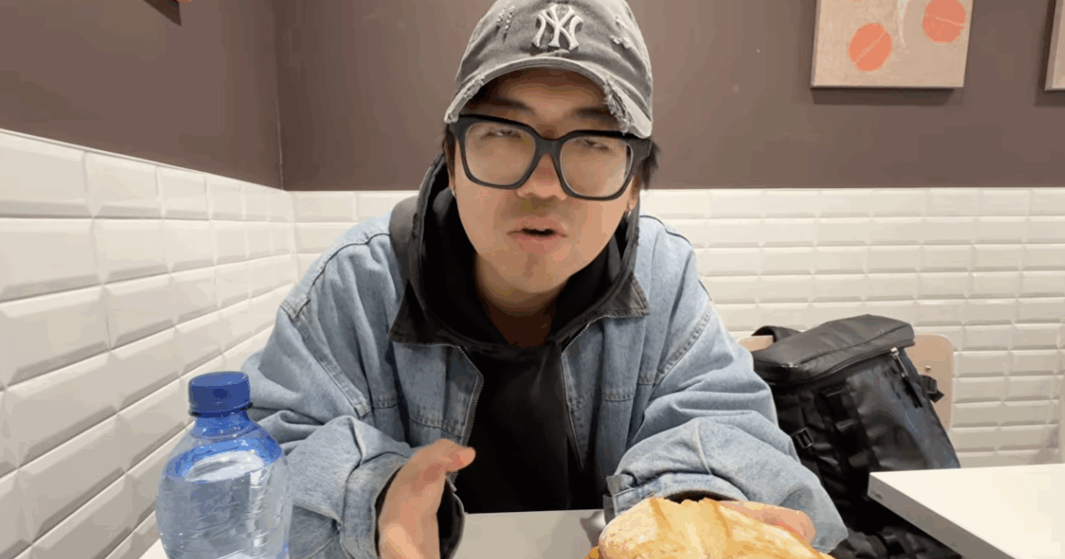 “Sono rimasto fermo tre giorni a Malpensa per la guerra in Iran. Ho mangiato in tutti i locali dell’aeroporto”: le recensioni di Nicola Jiang