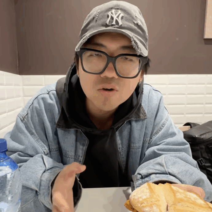 “Sono rimasto fermo tre giorni a Malpensa per la guerra in Iran. Ho mangiato in tutti i locali dell’aeroporto”: le recensioni di Nicola Jiang