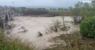 Copertina di Esonda il torrente Cervaro nel Foggiano, automobilisti e persone portate in salvo: le campagne allagate – Video