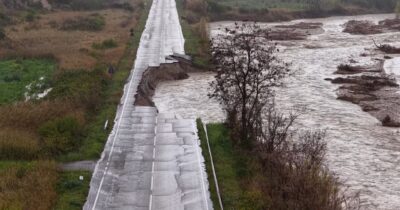Copertina di La furia del fiume cancella un tratto di strada in provincia di Chieti: il video dal drone