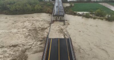 Copertina di Crollo del ponte sul fiume Trigno, il video dal drone del viadotto collassato