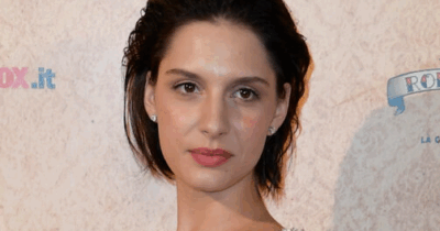 Copertina di “Ho ricevuto insulti, minacce, mi scrivevano che non ero una buona madre e mi invitavano al suicidio. Sul palco avevo il terrore che qualcuno dal pubblico si alzasse per insultarmi”: parla Beatrice Arnera