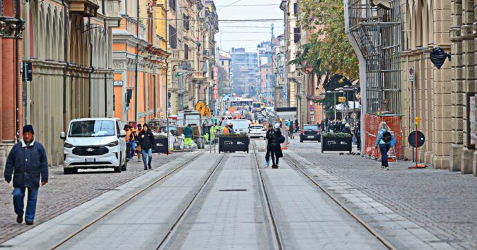 Bologna, dopo “Città 30” arriva la zona 20: limiti ridotti nelle aree scolastiche, al via la sperimentazione al Navile