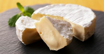 Copertina di “Non consumatelo per nessun motivo”: allarme Escherichia Coli nel formaggio Camembert, ecco il lotto ritirato dal mercato dal Ministero della Salute per sospetta contaminazione