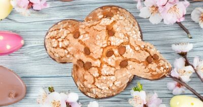 Copertina di Perché a Pasqua si mangia la colomba? La vera storia di questo dolce nato da una geniale (e modernissima) operazione di marketing