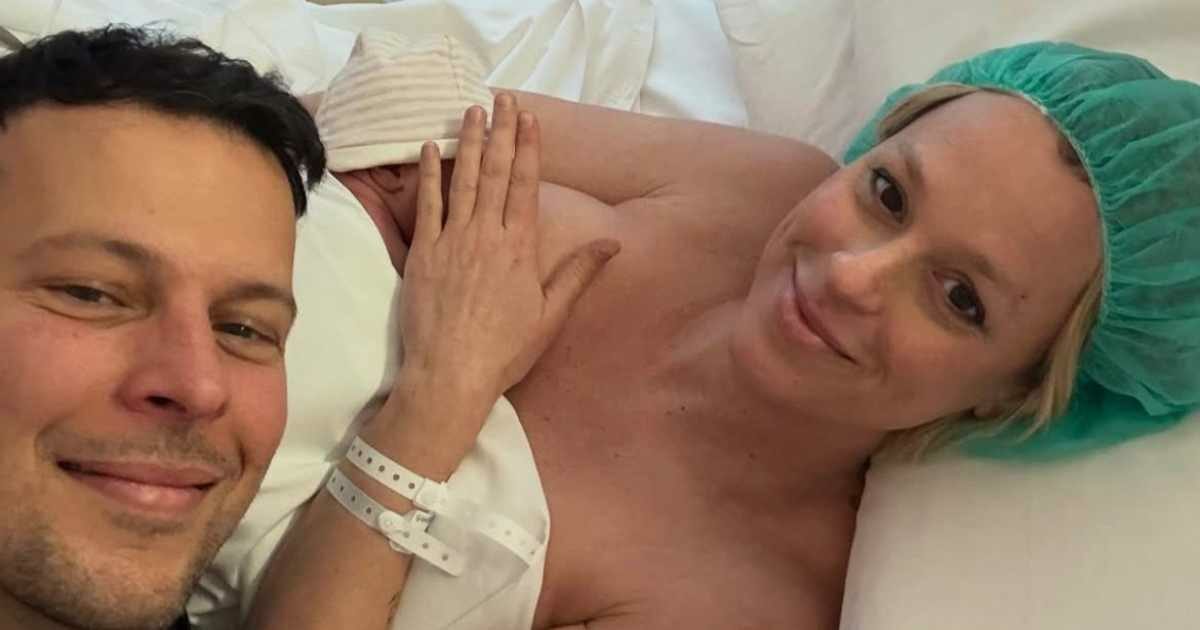 “La nostra piccola è nata con la Luna Rosa”: Federica Pellegrini mamma bis, ecco la prima foto di Rachele