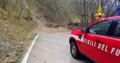 Copertina di Frana nell’Ascolano dopo le piogge, isolata una frazione di Acquasanta Terme: “90 persone bloccate”