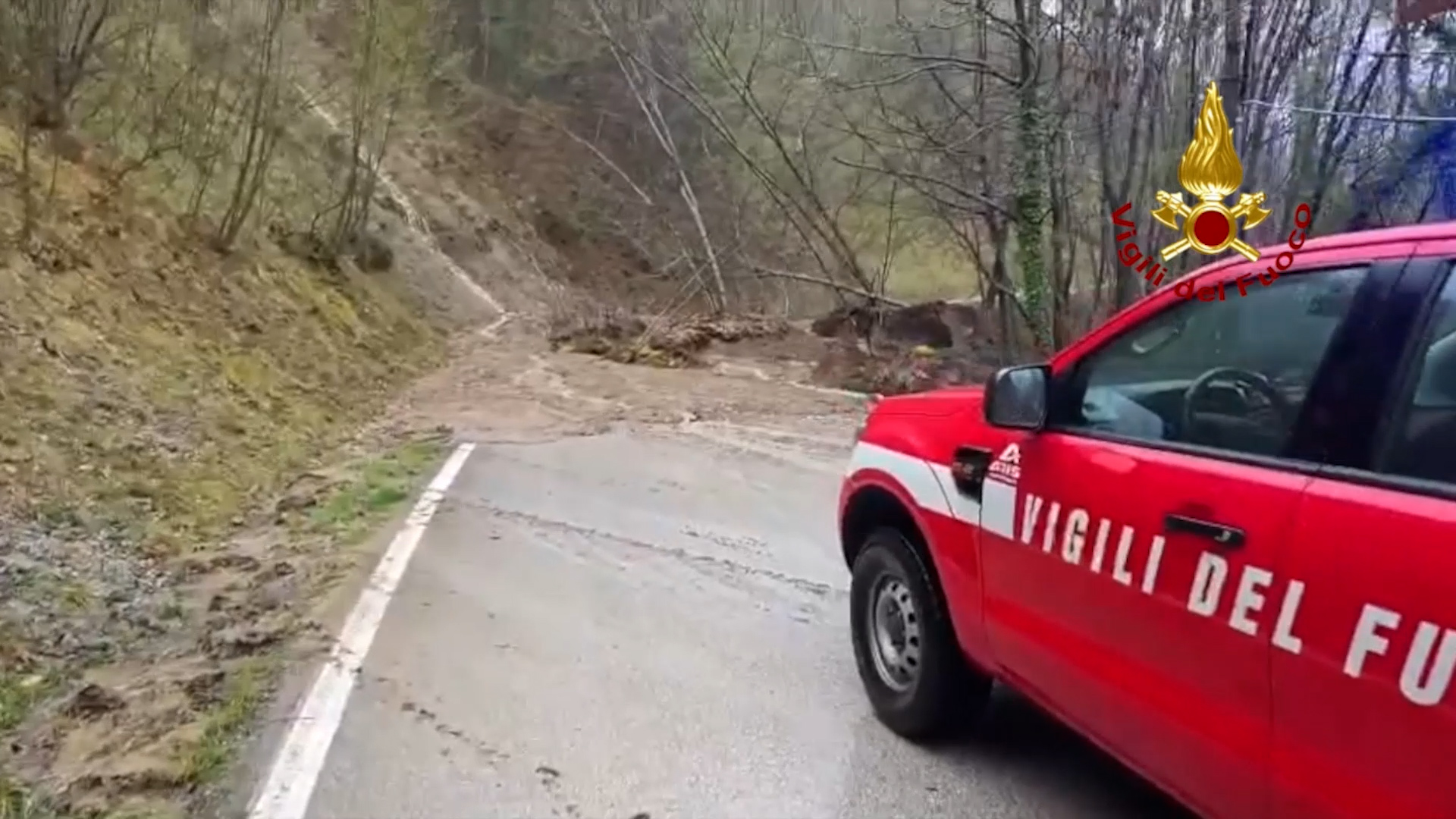 frana nell8217ascolano dopo le piogge isolata una frazione di acquasanta terme 90 persone bloccate da Ilfattoquotidiano.it frana nell8217ascolano dopo le piogge isolata una frazione di acquasanta terme 90 persone bloccate