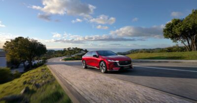 Copertina di Mazda 6e è “World Car Design of the Year 2026”. E’ il terzo titolo per la casa giapponese