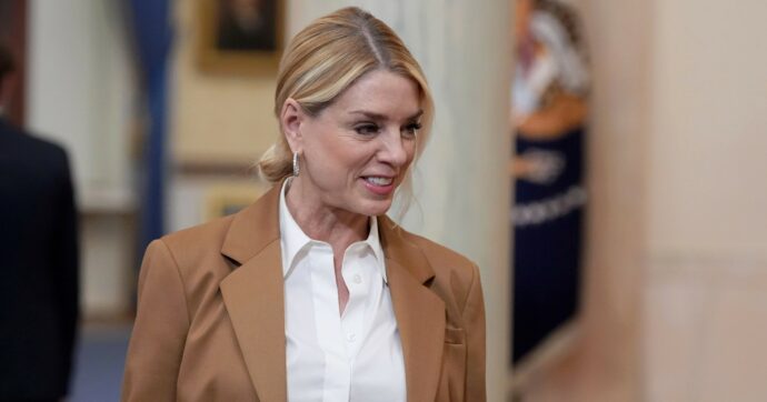 Donald Trump, ora in difficoltà, dà il via alle epurazioni: prima cacciata Pam Bondi