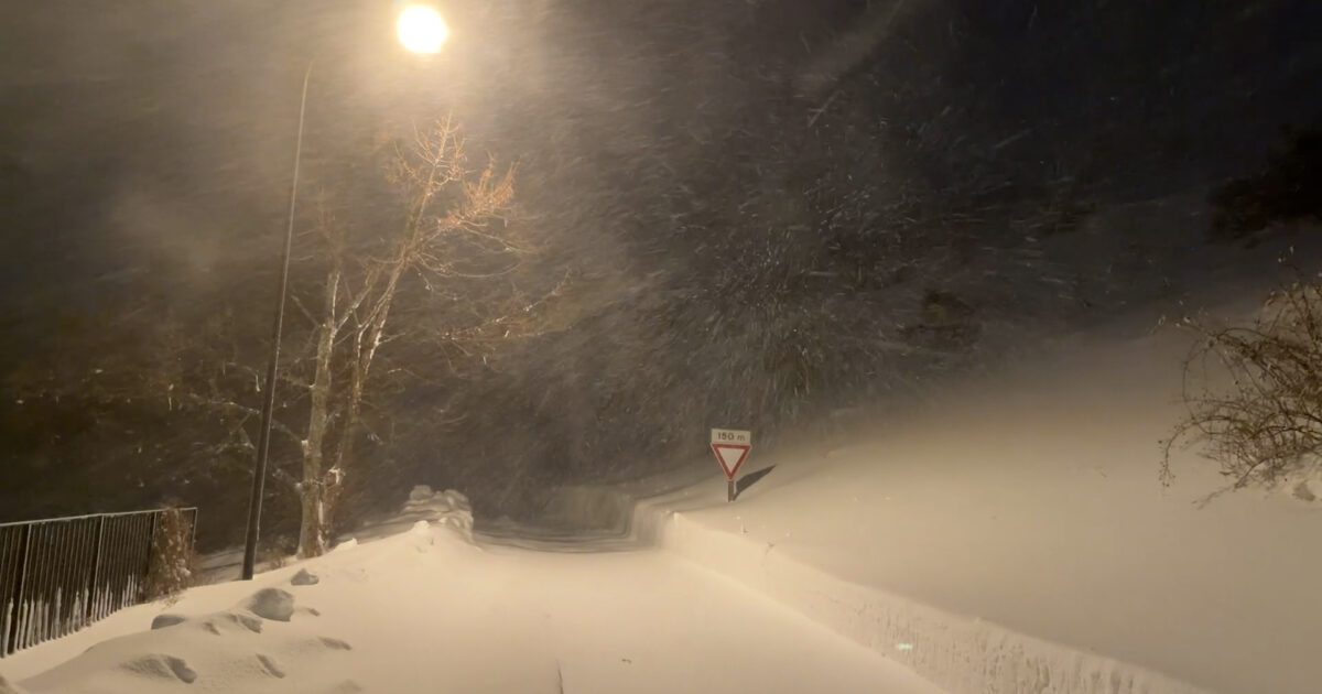 Undici persone bloccate in un hotel a Serramonacesca in Abruzzo sotto tre metri di neve: attivato l’esercito